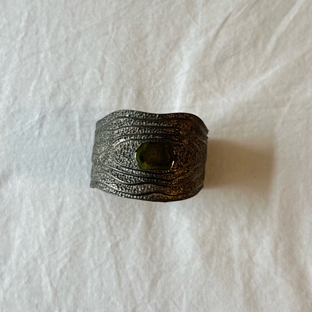 Artisanal Bracelet with a touch of green